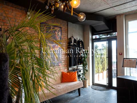 комерційна за адресою Центральна вул., 21-Б