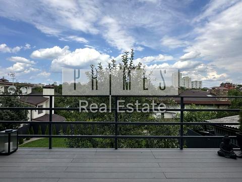 будинок за адресою Листопадна вул.