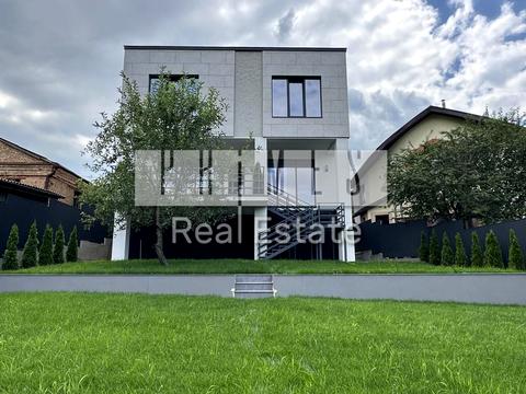 будинок за адресою Листопадна вул.