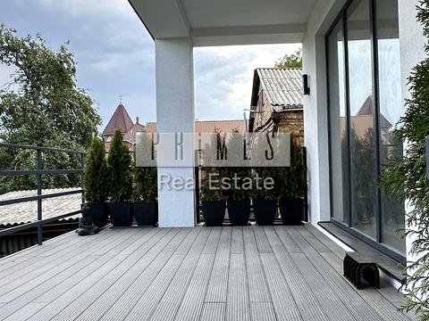 будинок за адресою Листопадна вул.