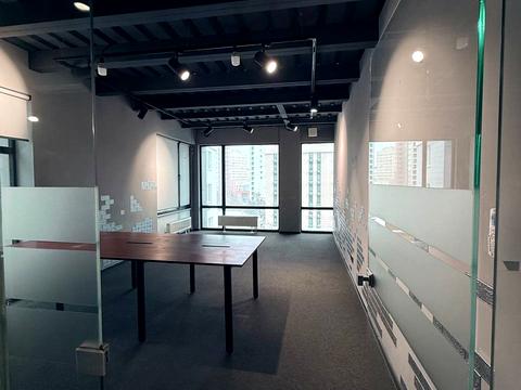 комерційна за адресою Ливарна вул., 4