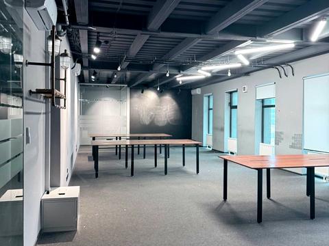 комерційна за адресою Ливарна вул., 4