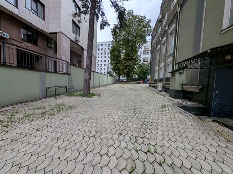 комерційна за адресою Василя Тютюнника вул. (Анрі Барбюса), 28б