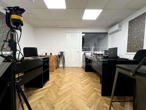 комерційна за адресою Шовковична вул., 24