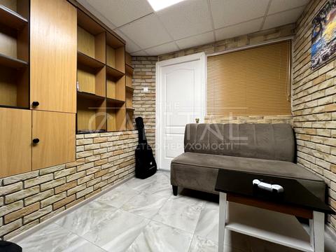 комерційна за адресою Шовковична вул., 24