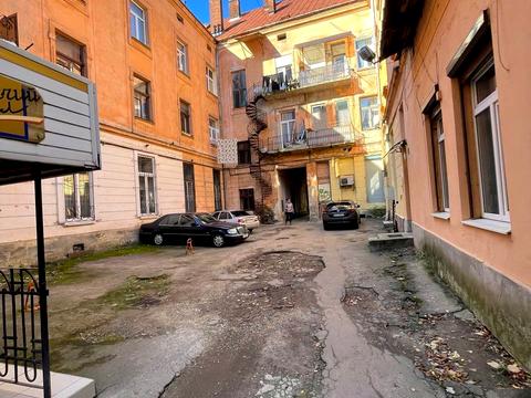 комерційна за адресою Гетьмана Петра Дорошенка вул. (Жовтнева), 30