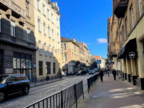 комерційна за адресою Гетьмана Петра Дорошенка вул. (Жовтнева), 30