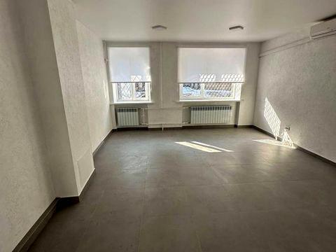 комерційна за адресою Набережно-Хрещатицька вул., 33