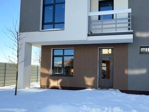 будинок за адресою Коновальця, 3