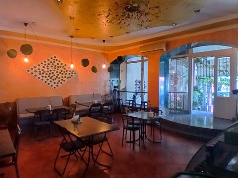 комерційна за адресою Зарічанська вул., 18