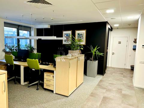 комерційна за адресою Спортивна пл., 3