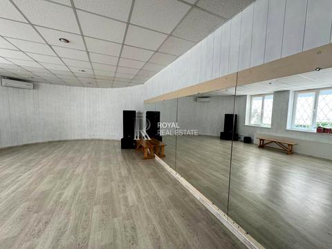 коммерческая по адресу Митрополита Андрея Шептицкого, 1