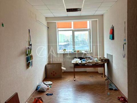 комерційна за адресою Миколи Василенка вул., 4