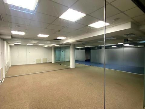 комерційна за адресою Жилянська вул., 104/24