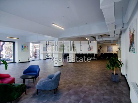 комерційна за адресою Володимирська вул., 82-А