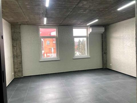 комерційна за адресою Пілотська вул., 10