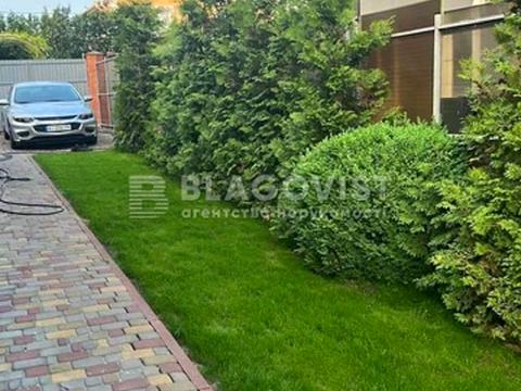 будинок за адресою с. Старі Петрівці, лісна