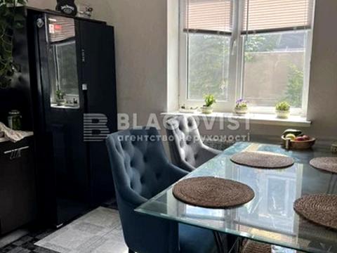 будинок за адресою с. Старі Петрівці, лісна