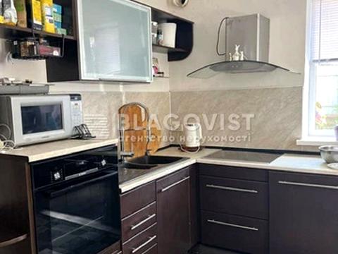 будинок за адресою с. Старі Петрівці, лісна