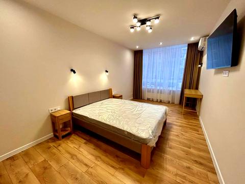 квартира за адресою Салютна вул., (Будинок 02301-02303)