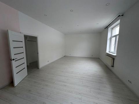 комерційна за адресою Пилипа Орлика, 1