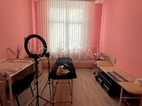 комерційна за адресою Київ, Срібнокільська вул., 12