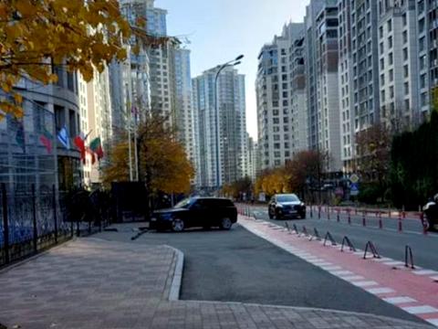 паркомісце за адресою Андрія Верхогляда вул. (Михайла Драгомирова), 9