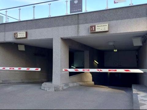 паркомісце за адресою Андрія Верхогляда вул. (Михайла Драгомирова), 9