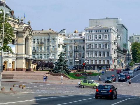 комерційна за адресою Володимирська вул., 48