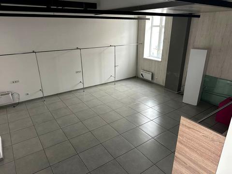 комерційна за адресою Барикадна вул., 7