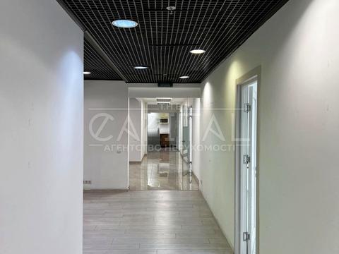 комерційна за адресою Володимирська вул., 38