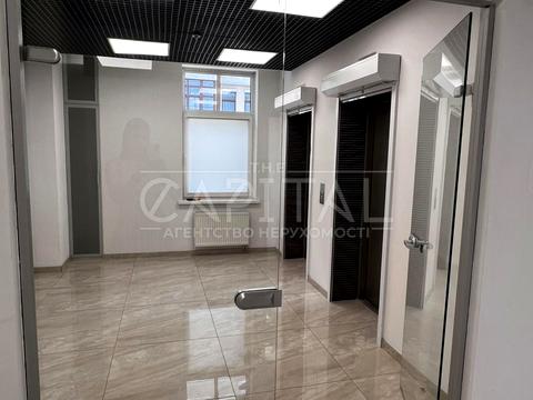 комерційна за адресою Володимирська вул., 38