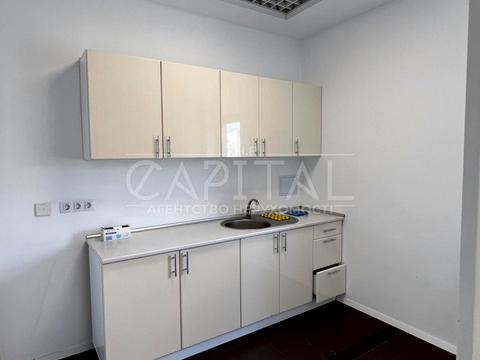 комерційна за адресою Володимирська вул., 38