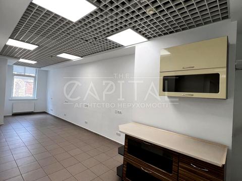 комерційна за адресою Володимирська вул., 38