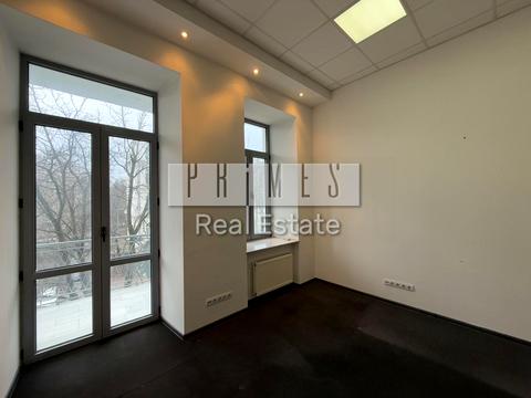 комерційна за адресою Володимирська вул., 4