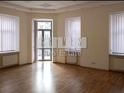 комерційна за адресою Володимирська вул., 4