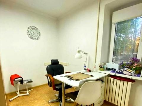 комерційна за адресою Героїв Крут вул. (Валентини Терешкової), 18