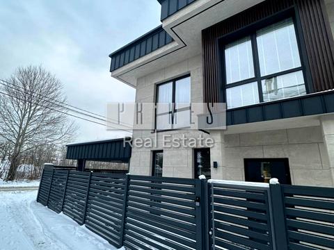 будинок за адресою Центральна вул., 1