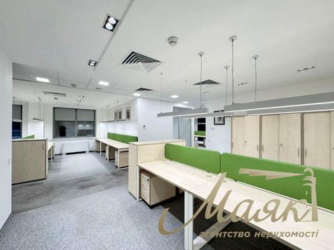 комерційна за адресою Київ, Спортивна пл., 3В