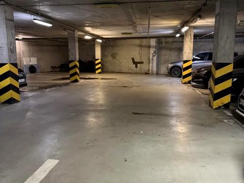 паркомісце за адресою Євгена Коновальця вул. (Щорса), 32-Б