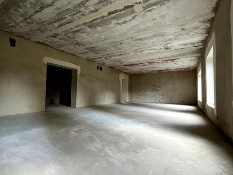 комерційна за адресою Олега Антонова вул. (Карла Маркса), 50