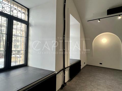 коммерческая по адресу вул. Коновальця Євгена, 44