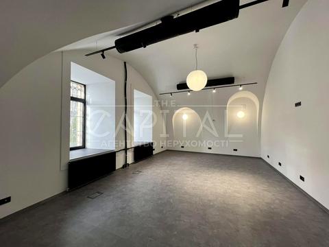 коммерческая по адресу вул. Коновальця Євгена, 44