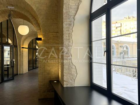 коммерческая по адресу вул. Коновальця Євгена, 44