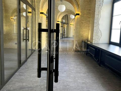 коммерческая по адресу вул. Коновальця Євгена, 44