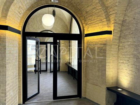 коммерческая по адресу вул. Коновальця Євгена, 44