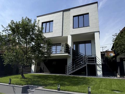 будинок за адресою Листопадна вул.