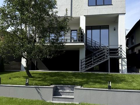 будинок за адресою Листопадна вул.