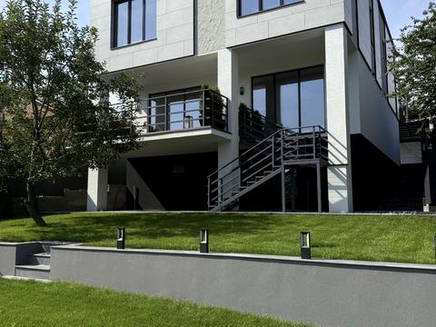 будинок за адресою Листопадна вул.