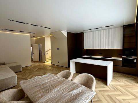 дом по адресу піддубна, 7